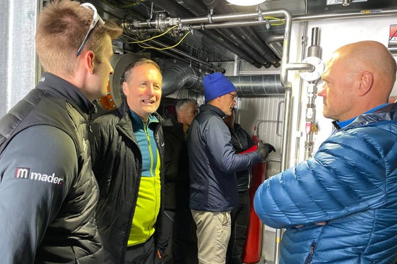 Landesrat Bessone (Mi.) beim Lokalaugenschein: Erste Schutzhütte über 3.000 Meter Seehöhe mit 100 Prozent grüner Energie und ohne CO2-Emissionen. (Foto: LPA/Landesvermögensabteilung)