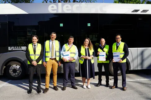 Gruppenbild mit den neuen Fahrern: Sasa-Direktor Rossi de Mio, Landesrat Alfreider, Busfahrer Defrim Keraj, Sasa-Präsidentin Kofler, Busfahrer Luca La Mendola und Busfahrer Amine Charkaoui. (Foto: Sasa)