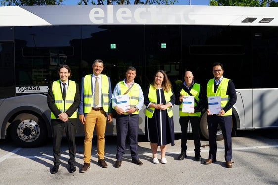 Gruppenbild mit den neuen Fahrern: Sasa-Direktor Rossi de Mio, Landesrat Alfreider, Busfahrer Defrim Keraj, Sasa-Präsidentin Kofler, Busfahrer Luca La Mendola und Busfahrer Amine Charkaoui. (Foto: Sasa)