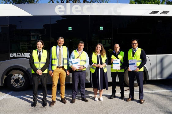 Gruppenbild mit den neuen Fahrern: Sasa-Direktor Rossi de Mio, Landesrat Alfreider, Busfahrer Defrim Keraj, Sasa-Präsidentin Kofler, Busfahrer Luca La Mendola und Busfahrer Amine Charkaoui. (Foto: Sasa)