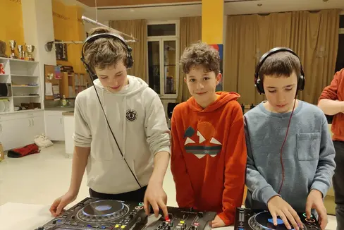 Workshop sul tema Cosa fa un DJ? (Foto: Servizio giovani Mittleres Etschtal)