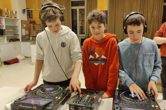 Workshop sul tema Cosa fa un DJ? (Foto: Servizio giovani Mittleres Etschtal)