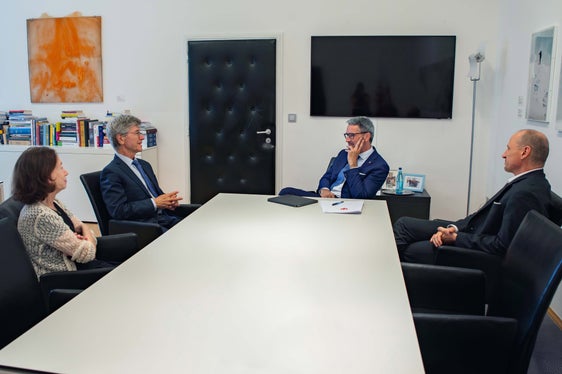 Si sono confrontati sullo sviluppo sostenibile e sull'influenza della politica su di esso: da sinistra la dottoressa Sonja e il professor Jeffrey D. Sachs, il presidente della Provincia Arno Kompatscher e Klaus Egger, Incaricato speciale per la sostenibilità della Giunta provinciale altoatesina. (Foto: USP/Greta Stuefer)