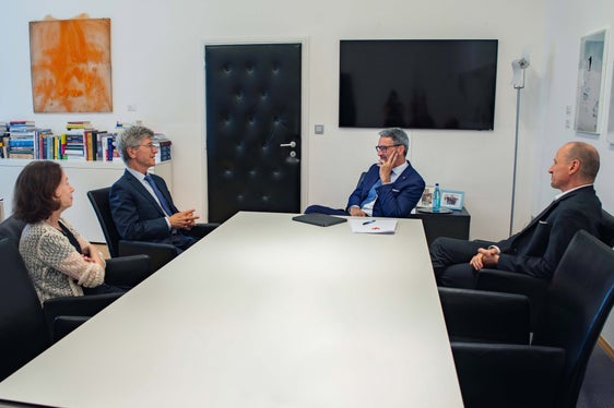 Sie tauschten sich über nachhaltige Entwicklung und den Einfluss der Politik darauf aus (von links): Dr. Sonja und Prof. Jeffrey D. Sachs, Landeshauptmann Arno Kompatscher und Klaus Egger, Nachhaltigkeitsbeauftragter der Südtiroler Landesregierung. (Foto: LPA/Greta Stuefer)
