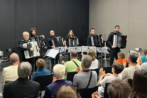 Vor einem Jahr: Das Akkordeonensemble der Musikschulen unter der Leitung von Karl Hubert im April 2024 im Museion in Bozen. In Kürze ist das vielseitige Instrument wieder bei drei Konzerten zu hören. (Foto: LPA/Landesdirektion Deutsche und ladinische Musikschulen/Norbert Aster)