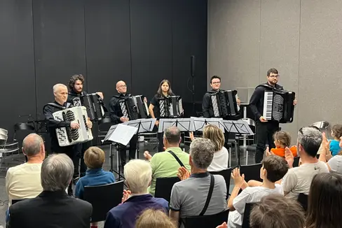 Un anno fa, l'ensemble di fisarmoniche delle scuole di musica sotto la direzione di Karl Hubert al Museion di Bolzano. Il versatile strumento potrà presto essere ascoltato nuovamente in tre concerti: il 4, 5 e 6 aprile.(Foto: USP/Norbert Aster)