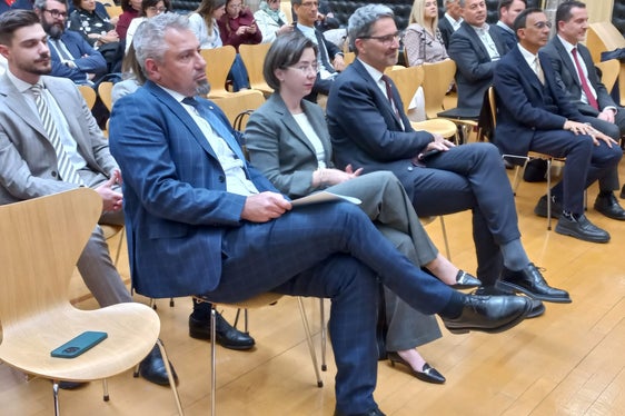 La presidente di AIDP Trentino-Alto Adige/Südtirol, Benedetta Dalbosco, tra il direttore generale Steiner e il presidente Kompatscher (Foto: ASP/mdg)