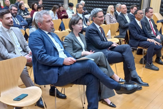 La presidente di AIDP Trentino-Alto Adige/Südtirol, Benedetta Dalbosco, tra il direttore generale Steiner e il presidente Kompatscher (Foto: ASP/mdg)