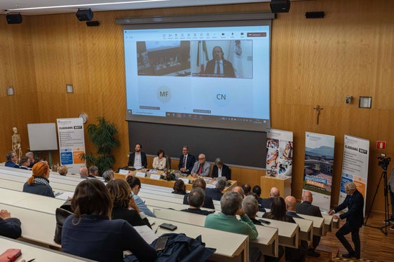 Aus Rom zur Pressekonferenz zugeschalten war Antonio Gasbarrini (im Videobildschirm, rechts oben), der Dekan der Medizinfakultät der Universität Cattolica. (Foto: LPA/Greta Stuefer)
