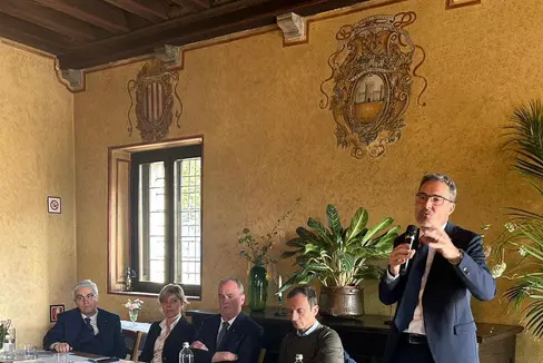 Landeshauptmann Kompatscher (stehend) verwies in der Diskussion mit (v. l.) dem Bürgermeister von Udine Fontanini, Regionalassessorin Zilli, Minster Calderoli und dem Präsidenten der Region Friaul-Julisch Venetien Fedriga auf die Chancen und Risiken der differenzierten Autonomie. (Foto: LPA)