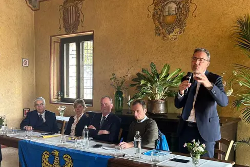 Landeshauptmann Kompatscher (stehend) verwies in der Diskussion mit (v. l.) dem Bürgermeister von Udine Fontanini, Regionalassessorin Zilli, Minster Calderoli und dem Präsidenten der Region Friaul-Julisch Venetien Fedriga auf die Chancen und Risiken der differenzierten Autonomie. (Foto: LPA)