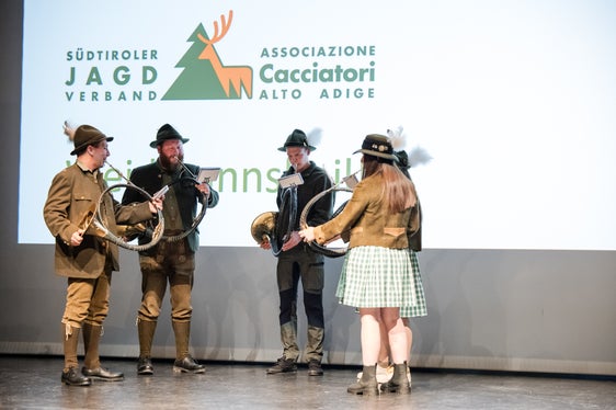 Die Jagdhornbläsergruppe Tisens hat die Feierstunde im Waltherhaus musikalisch gestaltet. (Foto: LPA/Bernhard Aichner)