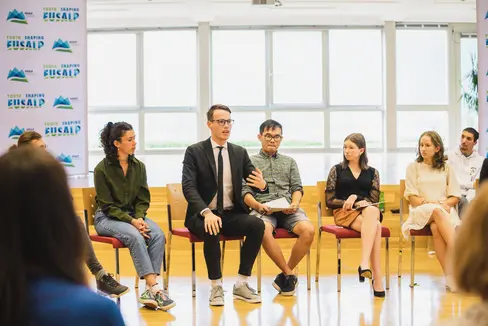 Jugendliche zwischen 18 und 29 Jahren können sich bis 13. Mai um eine Beteiligung am Eusalp-Jugendrat bewerben. (Foto: Eusalp/Land Tirol)