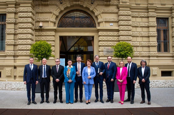 I componenti della nuova Giunta provinciale alle porte di Palazzo Widmann (Foto: ASP/Fabio Brucculeri)