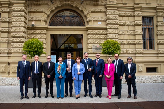 I componenti della nuova Giunta provinciale alle porte di Palazzo Widmann (Foto: ASP/Fabio Brucculeri)