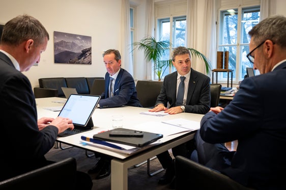 Breites Spektrum an Themen vertieft: HGV-Direktor Raffael Mooswalder und HGV-Präsident Klaus Berger im Gespräch mit Landeshauptmann Arno Kompatscher (ganz rechts) und Landesrat Luis Walcher (im Vordergrund links) am 3. Februar im Büro des Landeshauptmanns. (Foto: LPA/Fabio Brucculeri)