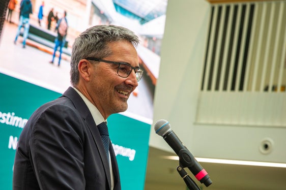 Landeshauptmann und Gesundheitslandesrat Arno Kompatscher bei der Bestimmungsübergabe der Neuen Klinik in Bozen: Wichtige Rolle im landesweiten Versorgungsnetzwerk. (Foto: LPA/Fabio Brucculeri)