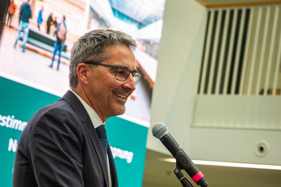 Il presidente Provincia e assessore provinciale alla Sanità, Arno Kompatscher, alla consegna della Nuova Clinica di Bolzano: Ruolo importante nella rete di assistenza provinciale (Foto: ASP/Fabio Brucculeri)