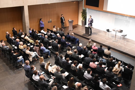 Die Kick-off-Veranstaltung zu Fit for Cooperation mit über 80 Teilnehmenden im Großen Saal des Landhauses in Innsbruck (Foto: Land Tirol/Hörmann)