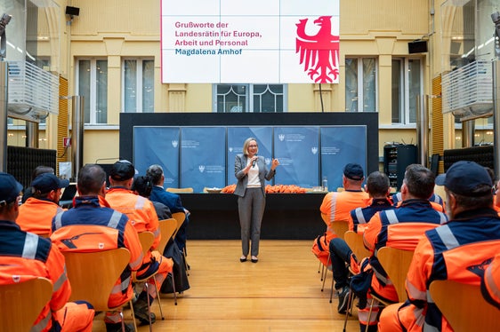 Personallandesrätin Magdalena Amhof hieß die neuen Mitarbeiter willkommen und betonte die Bedeutung ihrer Aufgabe für die gesamte Bevölkerung. Die Straßenwärter sorgen jeden Tag dafür, dass Kinder und Jugendliche sicher zur Schule kommen und Menschen ihren Arbeitsplatz erreichen. Darauf können sie stolz sein, sagte Amhof. (Foto: LPA/Fabio Brucculeri)