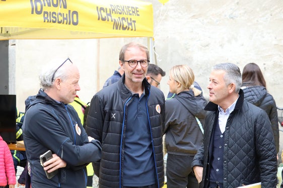 Am Tag im Zeichen des Hochwassers: Brixens Bürgermeister Peter Brunner (re.) mit dem Direktor der Agentur für Bevölkerungsschutz Klaus Unterweger (Mitte) und dem Direktor des Funktionsbereichs Wildbachverbauung Fabio De Polo (li.) in der Albuingasse in Brixen (Foto: LPA/Maja Clara)