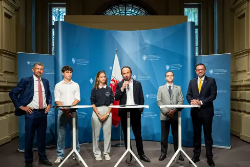 Sie stellten am 3. September die neue Schülercharta vor (v.l.r.) Landesrat Daniel Alfreider, Jan Paul Promberger, Julia Moosburger, Landesrat Philipp Achammer, Marco Fauni und Landesrat Marco Galateo. (Foto: LPA/Fabio Brucculeri)