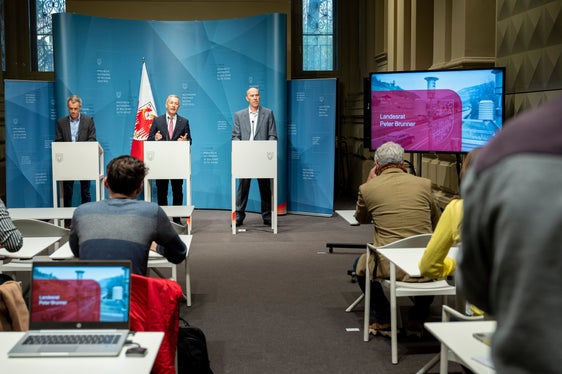 Stellten die Luftqualitätsdaten 2024 vor und bewerteten die Entwicklungen der wichtigsten Luftschadstoffe in Südtirol: (v.l.) Georg Pichler, Direktor des Landesamtes für Luft und Lärm, Landesrat Peter Brunner und Luca Verdi, Direktor des Labors für Luftanalysen und Strahlenschutz, bei der Pressekonferenz am 27. März. (Foto: LPA/Fabio Brucculeri)