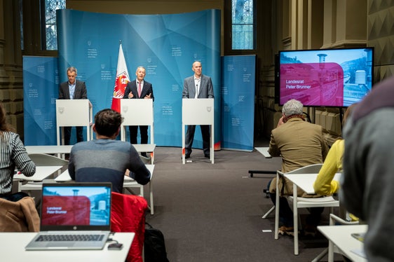 Stellten die Luftqualitätsdaten 2024 vor und bewerteten die Entwicklungen der wichtigsten Luftschadstoffe in Südtirol: (v.l.) Georg Pichler, Direktor des Landesamtes für Luft und Lärm, Landesrat Peter Brunner und Luca Verdi, Direktor des Labors für Luftanalysen und Strahlenschutz, bei der Pressekonferenz am 27. März. (Foto: LPA/Fabio Brucculeri)