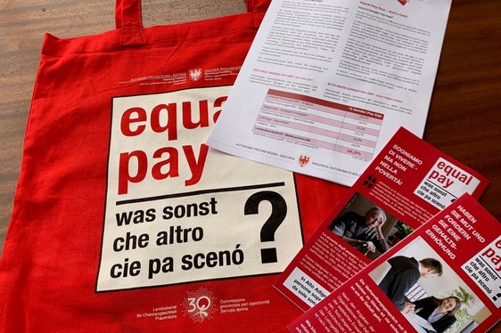 Nel corso dell'evento odierno sono state fornite informazioni sulla disparità di retribuzione tra donne e uomini (Foto: Ufficio donna/Astrid Pichler)