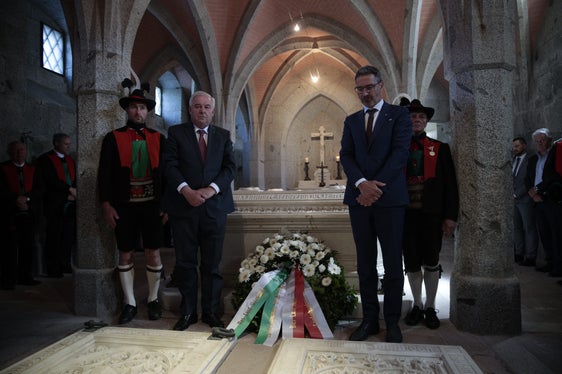 Il governatore Schützenhöfer e il Presidente Kompatscher davanti alla tomba dell'arciduca Giovanni. (Foto: ASP/Tiberio Sorvillo)