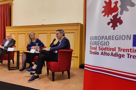 Nel fine settimana si è svolta a Dobbiaco la prima tappa dell'Accademia dell'Euregio 2023. Gli ospiti erano (da sinistra) Vasyl Khymynets (ambasciatore dell'Ucraina in Austria), Christine Brugger (conduttrice di Radio Osttirol) e il presidente Arno Kompatscher. (Foto: Euregio/Fink)