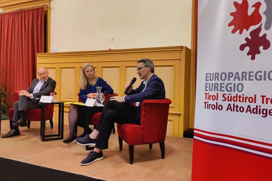 Nel fine settimana si è svolta a Dobbiaco la prima tappa dell'Accademia dell'Euregio 2023. Gli ospiti erano (da sinistra) Vasyl Khymynets (ambasciatore dell'Ucraina in Austria), Christine Brugger (conduttrice di Radio Osttirol) e il presidente Arno Kompatscher. (Foto: Euregio/Fink)