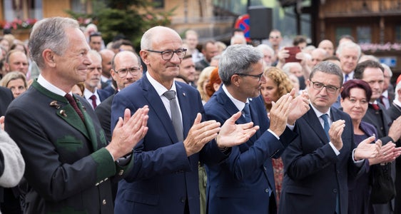 Archivbild der Euregio-Days am 18. August 2024 beim Europäischen Forum Alpbach: (vorne v. l.) der damalige EFA-Präsident Andreas Treichl mit den Landeshauptmännern Anton Mattle (Tirol), Euregio-Präsident Arno Kompatscher (Südtirol) und Maurizio Fugatti (Trentino) (Foto: Land Tirol/Sedlak)