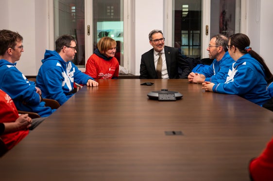 Im Gespräch mit den Teilnehmenden der Special Olympics und Special Olympics Südtirol-Präsidentin Martha Stocker (4.v.l.) hat Landeshauptmann Kompatscher den Vorbildcharakter der Sportlerinnen und Sportler hervorgehoben. (Foto: LPA/Silvia Obwexer)