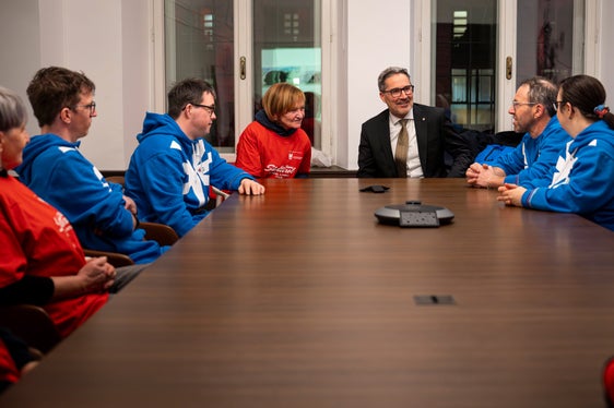 Im Gespräch mit den Teilnehmenden der Special Olympics und Special Olympics Südtirol-Präsidentin Martha Stocker (4.v.l.) hat Landeshauptmann Kompatscher den Vorbildcharakter der Sportlerinnen und Sportler hervorgehoben. (Foto: LPA/Silvia Obwexer)