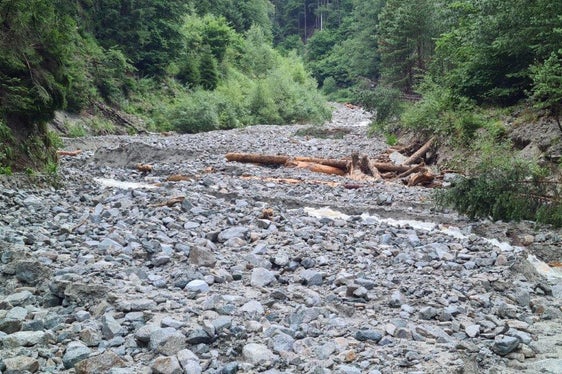 Das Geschiebematerial im Weißenbach konnte von der großen Rückhaltesperre aufgefangen werden, diese wird nun mit einer Sofortmaßnahme geräumt, um den Hochwasserschutz wieder zu gewährleisten. (Foto: LPA/Landesamt für Wildbach- und Lawinenverbauung Nord in der Agentur für Bevölkerungsschutz)
