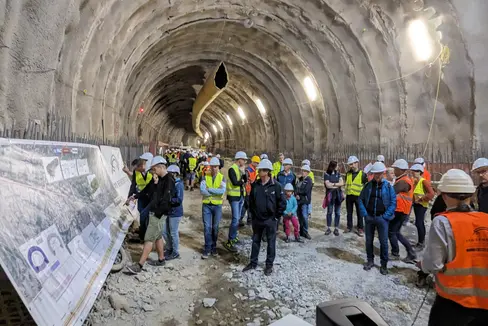 Nella foto scattata a settembre 2023, un evento informativo durante il quale circa 1.500 persone avevano seguito i lavori all'interno del cantiere nella circonvallazione nord-ovest di Merano. (Foto: USP/Ingo Dejaco)