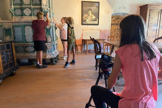 Die Burgen im Blick hatten die Teilnehmenden des zweiten der sechs Workshops. (Foto: LPA/Bildungsdirektion)