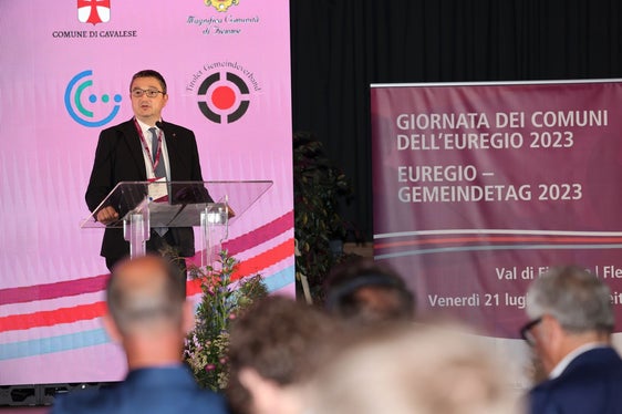 Der Trentiner Landeshauptmann und Euregio-Präsident, Maurizio Fugatti, hob die wichtige Rolle der Gemeinden in der euregionalen Zusammenarbeit hervor. (Foto: Presseamt Trentino/J. Astafan)