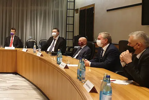 La concessione del complesso Zarenbrunn a Merano tra i temi al centro incontro di lunedì sera (8 novembre) tra il presidente Arno Kompatscher, l'assessore Massimo Bessone (1° e 2° da sx) e il ministro russo Sergey Cheremin (2° da dx) e una delegazione russa. (Foto: AS/Anna Pitarelli)