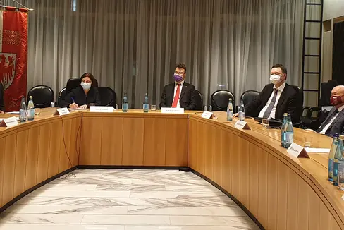 La concessione del complesso Zarenbrunn a Merano tra i temi al centro incontro di lunedì sera (8 novembre) tra il presidente Arno Kompatscher, l'assessore Massimo Bessone (1° e 2° da sx) e il ministro russo Sergey Cheremin (2° da dx) e una delegazione russa. (Foto: AS/Anna Pitarelli)