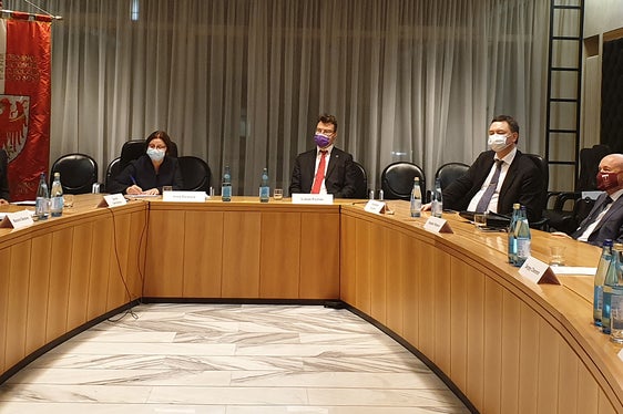 La concessione del complesso Zarenbrunn a Merano tra i temi al centro incontro di lunedì sera (8 novembre) tra il presidente Arno Kompatscher, l'assessore Massimo Bessone (1° e 2° da sx) e il ministro russo Sergey Cheremin (2° da dx) e una delegazione russa. (Foto: AS/Anna Pitarelli)