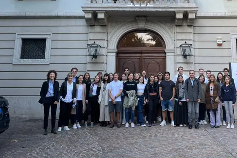 Zwischen 16 und 19 Jahre jung sind die Jugendlichen aus Tirol, Südtirol und dem Trentino, die von heute bis zum 24. September 2022 im Trentino das Jugendfestival der Euregio bestreiten. (Foto: Euregio/Silvia Ramoser)