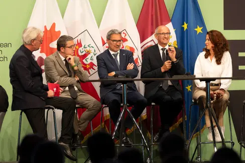 Klares Bekenntnis zur Demokratie als beste Regierungsform für die Bevölkerung: (von links) Moderator Dénes Széchényi, Landeshauptleute Fugatti, Kompatscher und Mattle in Diskussion mit AdR-Präsidentin Kata Tüttő (Foto: Land Tirol/Sedlak)