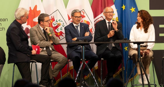 Un chiaro impegno a favore della democrazia come migliore forma di governo per la popolazione: (da sinistra) il moderatore Dénes Széchényi, i presidenti Fugatti, Kompatscher e Mattle in discussione con la presidente del CdR Kata Tüttő (Foto: Land Tirol/Sedlak)