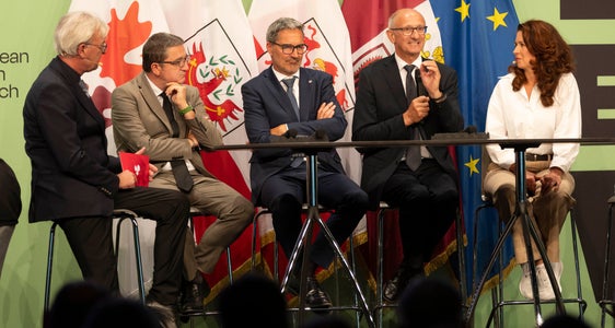 Klares Bekenntnis zur Demokratie als beste Regierungsform für die Bevölkerung: (von links) Moderator Dénes Széchényi, Landeshauptleute Fugatti, Kompatscher und Mattle in Diskussion mit AdR-Präsidentin Kata Tüttő (Foto: Land Tirol/Sedlak)