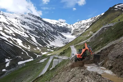 Il personale del Servizio strade al lavoro lungo i tornanti dello Stelvio (Foto: GNews)