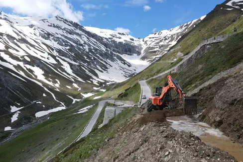 Il personale del Servizio strade al lavoro lungo i tornanti dello Stelvio (Foto: GNews)