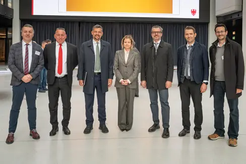 Das Land und die Gemeinden Bozen und Leifers arbeiten zusammen, um den Verkehr in der Einsteinstraße in Bozen flüssiger zu machen und haben die Eingriffe dazu vorgestellt (im Bild von links): Der Direktor der Landesabteilung Tiefbau Umberto Simone, der Bozner Vizebürgermeister Stephan Konder, Infrastrukturen- und Mobilitätslandesrat Daniel Alfreider, die Bozner Gemeindereferentin für Mobilität Johanna Ramoser, der Bürgermeister von Leifers Giovanni Seppi, der Direktor des Ressorts für Infrastrukturen und Mobilität Martin Vallazza und der einzige Verfahrensverantwortliche und Direktor des Landesamts für Straßenbau Mitte/Süd Davide Maniezzo. (Foto: LPA/Greta Stuefer)