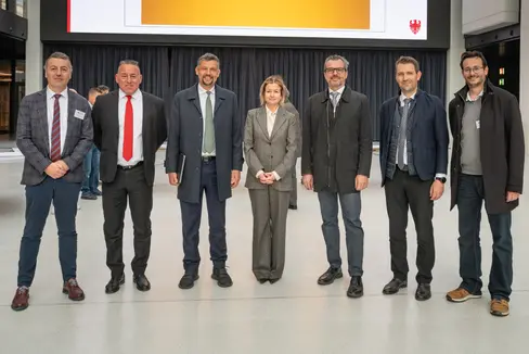 All'insegna della collaborazione tra Provincia autonoma di Bolzano, Comune di Bolzano e Comune di Laives, il progetto di riqualificazione di via Einstein è stato presentato alla cittadinanza all'interno di Fiera Bolzano. Nella foto, da sinistra a destra, il direttore della Ripartizione Infrastrutture della Provincia Umberto Simone, il vicesindaco di Bolzano Stephan Konder, l'assessore provinciale Daniel Alfreider, l'assessora alla Mobilità del Comune di Bolzano Johanna Ramoser, il sindaco di Laives Giovanni Seppi, il direttore del Dipartimento Infrastrutture e Mobilità della Provincia Martin Vallazza e il direttore dell'Ufficio tecnico strade centro/sud e RUP Davide Maniezzo. (Foto: USP/Greta Stuefer)